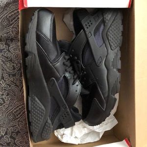 All black nike huaraches